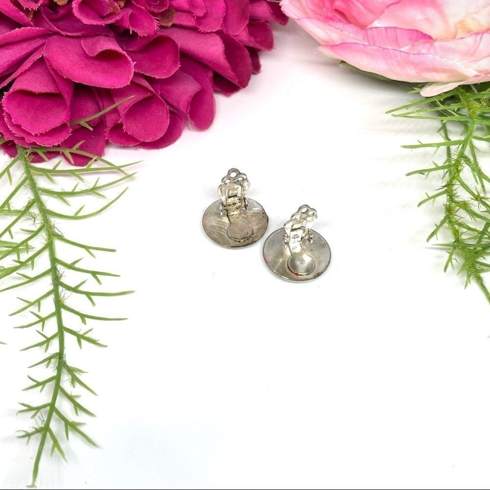 VINTAGE⚜️RETRO Textured Silver Button Clip Earrings - Picture 6 of 8